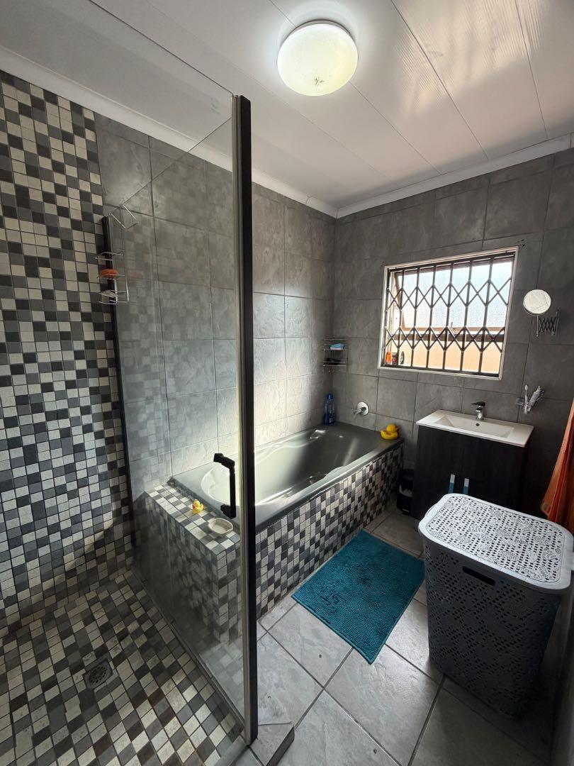 5 Bedroom Property for Sale in Elim Western Cape